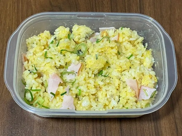 チャーハンが入ったタッパーの写真（撮影：grapeフード編集部）