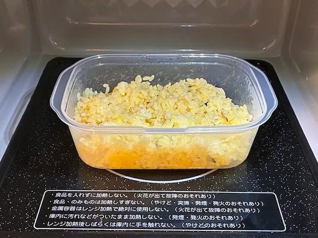 電子レンジに入れたタッパーの写真（撮影：grapeフード編集部）