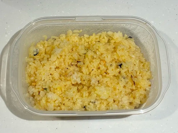 ご飯や卵、お吸い物の素を混ぜ入れたタッパーの写真（撮影：grapeフード編集部）