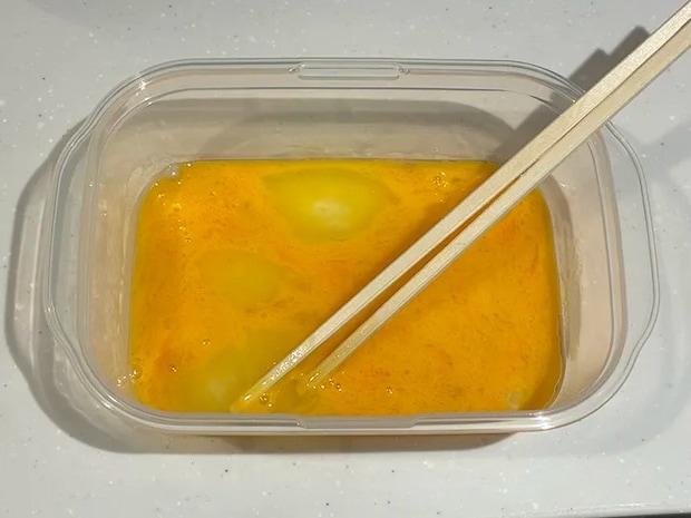 溶いた卵を入れたタッパーの写真（撮影：grapeフード編集部）