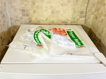 つっぱり棒に『ゴミ袋』を5枚ずつかけると…　生活が便利になる活用術に「とっても便利！」