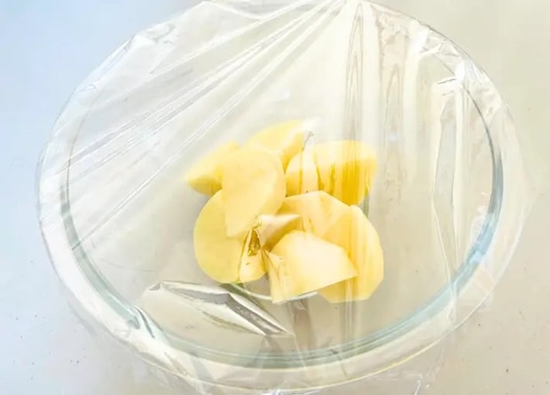 切ったじゃがいもの電子レンジ加熱前の画像（撮影：エニママ）