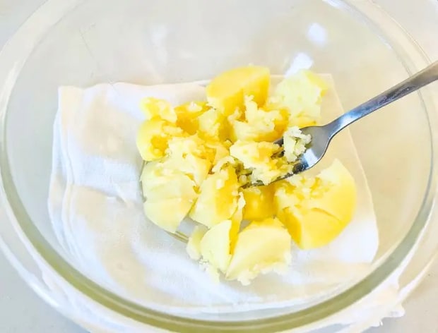 じゃがいもをフォークで潰している画像（撮影：エニママ）