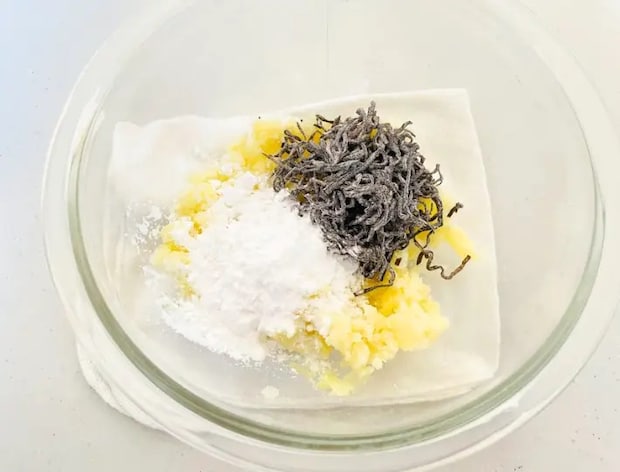 潰したじゃがいもに片栗粉と塩こんぶを入れた画像（撮影：エニママ）