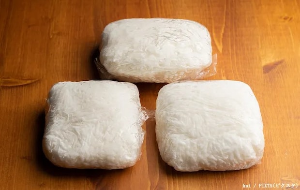 ラップで平たく包んだご飯の写真