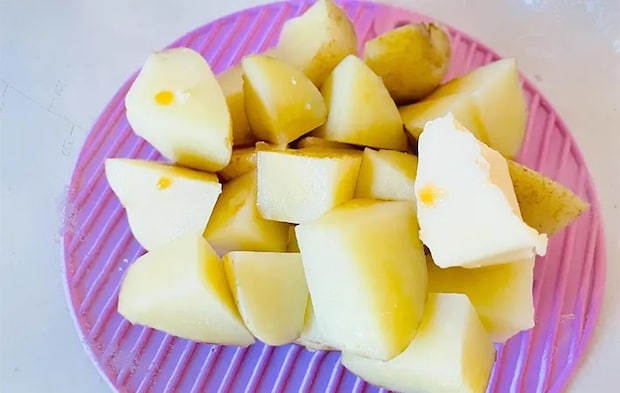 じゃがいもに調味料を加えた画像（撮影：エニママ）