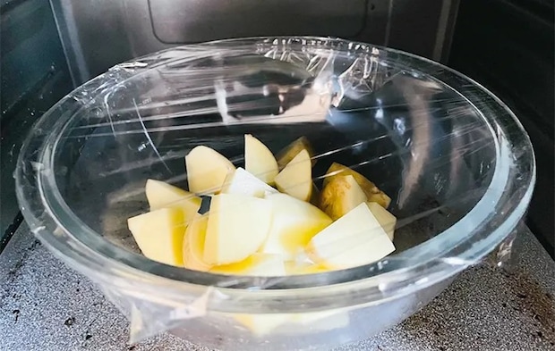 耐熱ボウルでじゃがいもを電子レンジで加熱する画像（撮影：エニママ）