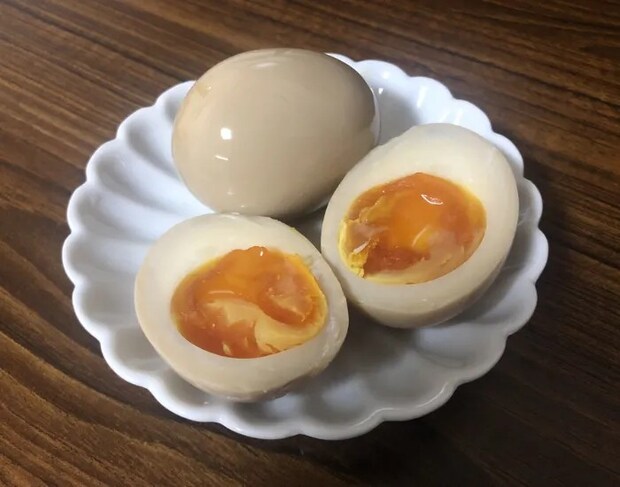 お皿に盛りつけられた味玉