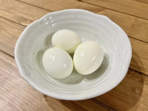 ゆで卵に『大さじ1杯』の調味料をかけるだけ? 完成した姿に「コレは賢い」「毎日作る」【調理術4選】