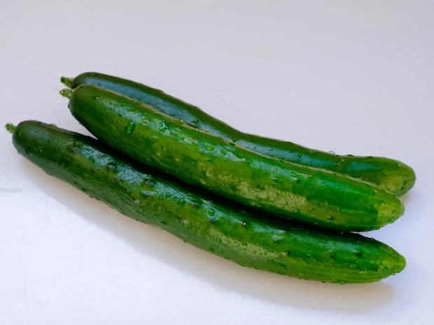 キュウリにフォークを刺すと？　お店みたいな『千切り』に「天才」「絶対やる」【下処理テク4選】