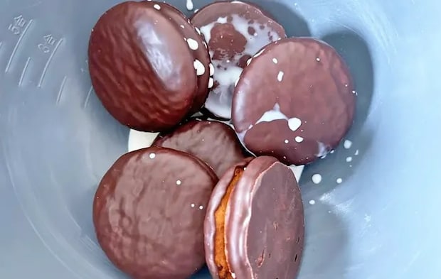 『チョコパイでチョコタルトケーキ』を作る写真（撮影：エニママ）