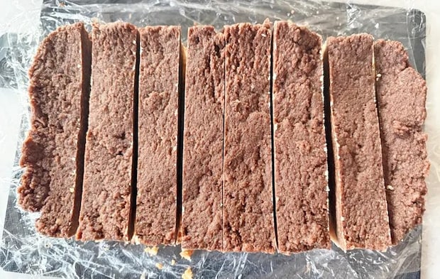 『チョコパイでチョコタルトケーキ』を作る写真（撮影：エニママ）