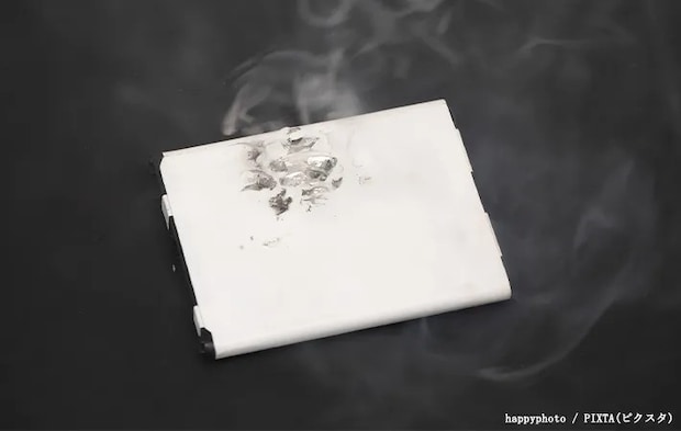 発熱により発火するリチウムイオン電池の写真