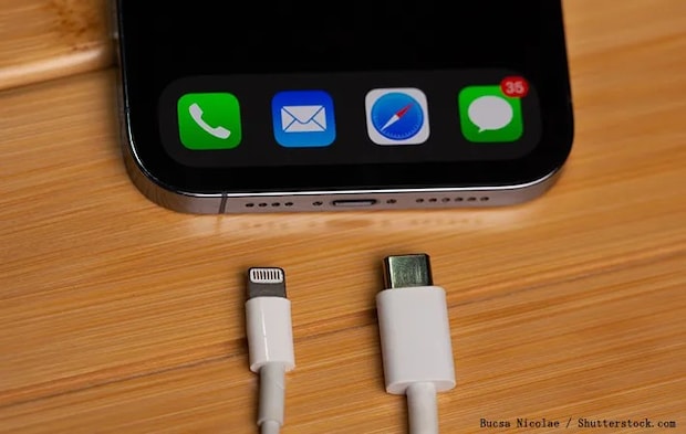 iphoneを充電しようとしている写真