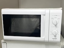 電子レンジが燃えたら、水はかける？かけない？　専門機関に聞いた「正しい対処法」は…