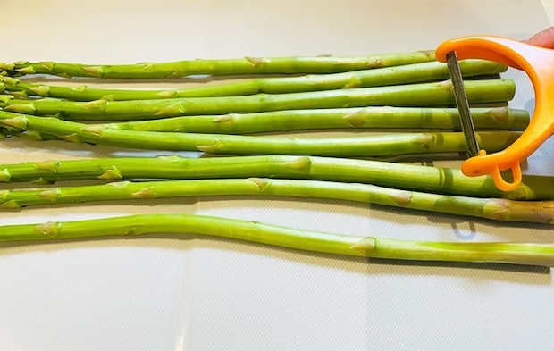 アスパラの根元をピーラーで切っている画像（撮影：エニママ）
