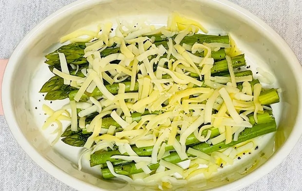 調味料の上からチーズをかけた画像（撮影：エニママ）