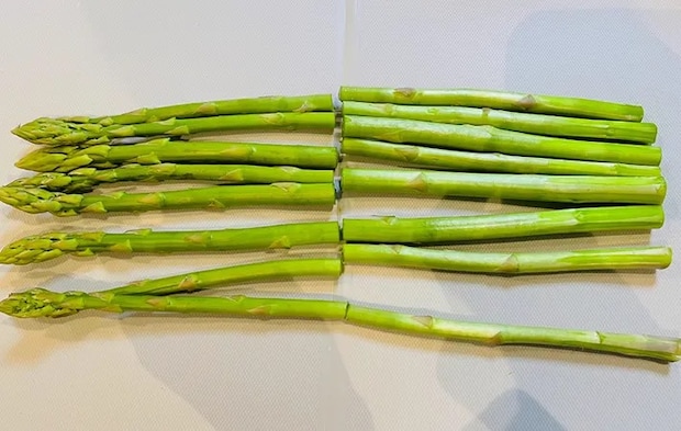アスパラを半分に切った画像（撮影：エニママ）