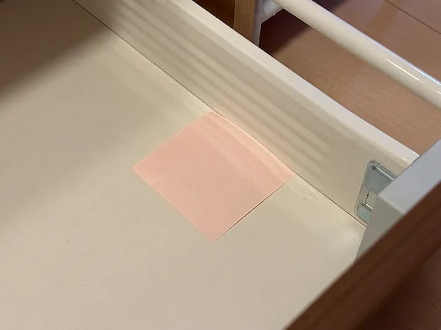 付箋を棚の中に置いている画像（撮影：grapeライフハック編集部）