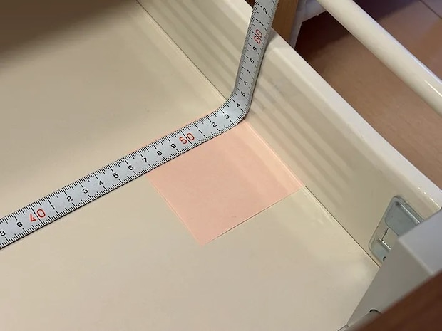付箋を棚の中に置いてメジャーで測っている画像（撮影：grapeライフハック編集部）