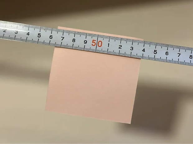 メジャーに付箋が貼りついている画像（撮影：grapeライフハック編集部）