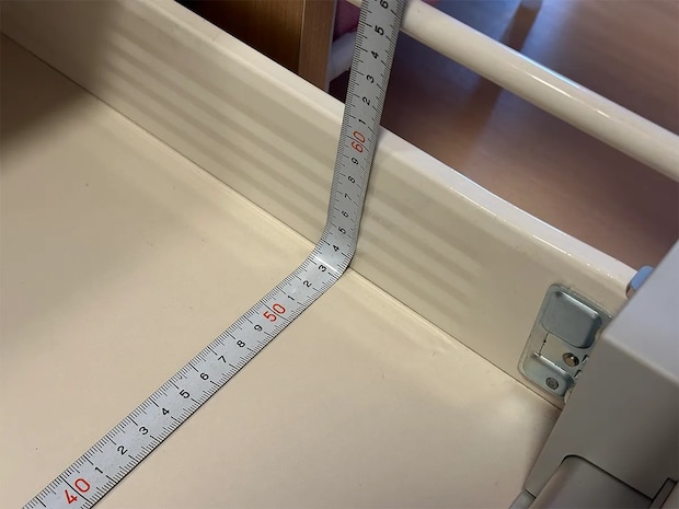 まだメジャーだけで測ってる? 付箋を使って棚の中をミリ単位で測る方法に感動