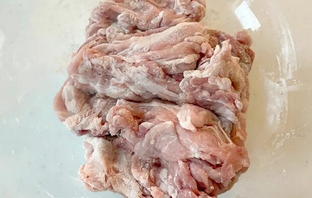 塩コショウと片栗粉を揉み込んだ豚こま切れ肉の画像（撮影：エニママ）