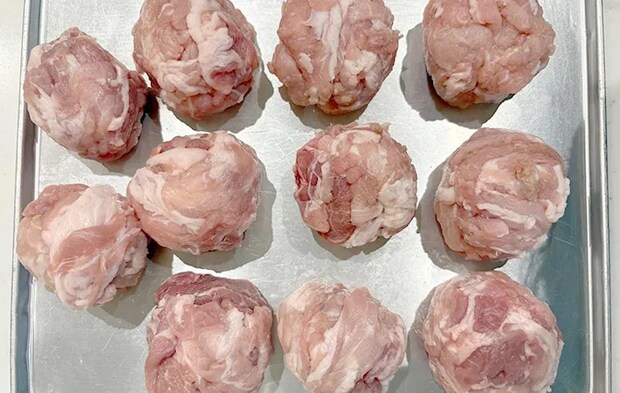 豚こま切れ肉を丸めた画像（撮影：エニママ）