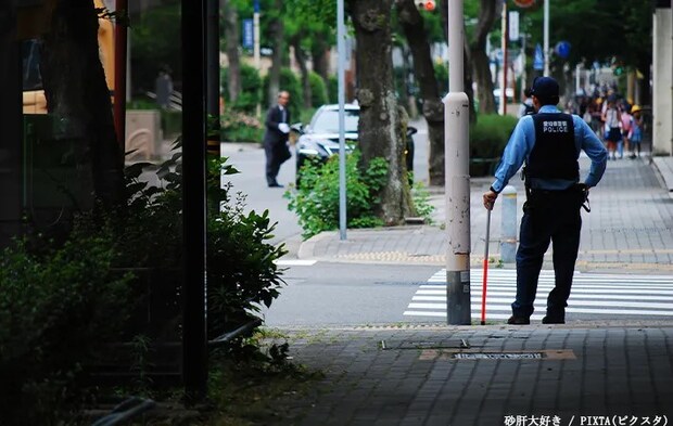取り締まりを強化する警察官のイメージ写真