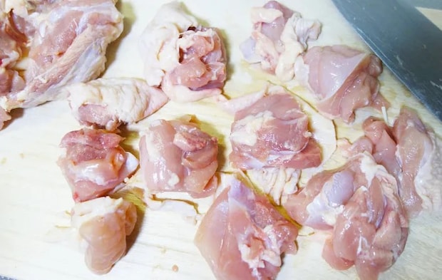 鶏肉をひと口大に切った画像（撮影：エニママ）