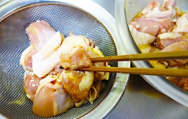 漬け込んだ鶏肉の汁気を切る画像（撮影：エニママ）