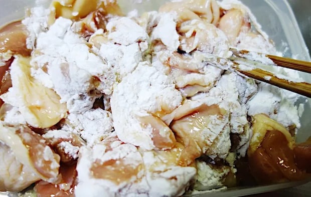 鶏肉に片栗粉をまぶす画像（撮影：エニママ）