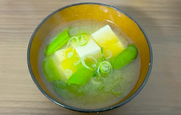 味噌汁をさらに盛りつけた画像（撮影：エニママ）
