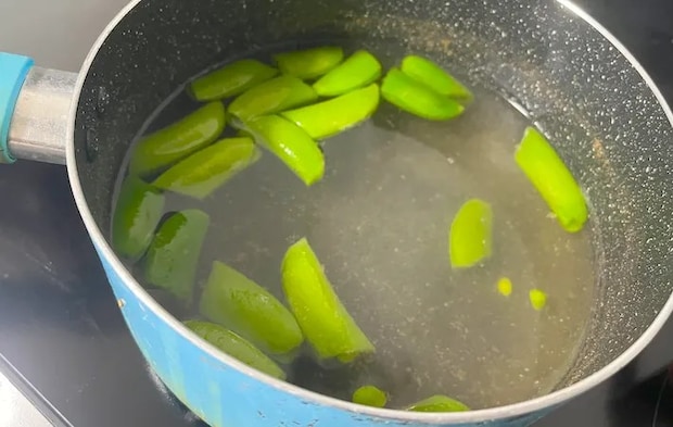 鍋にスナップエンドウを入れた画像（撮影：エニママ）