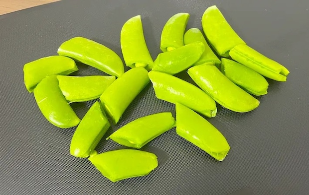 スナップエンドウを半分に切った画像（撮影：エニママ）