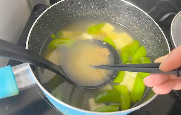 味噌を溶かしている画像（撮影：エニママ）