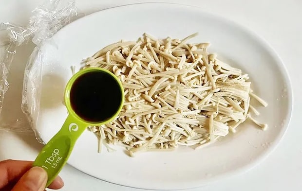 味を付ける（撮影：エニママ）