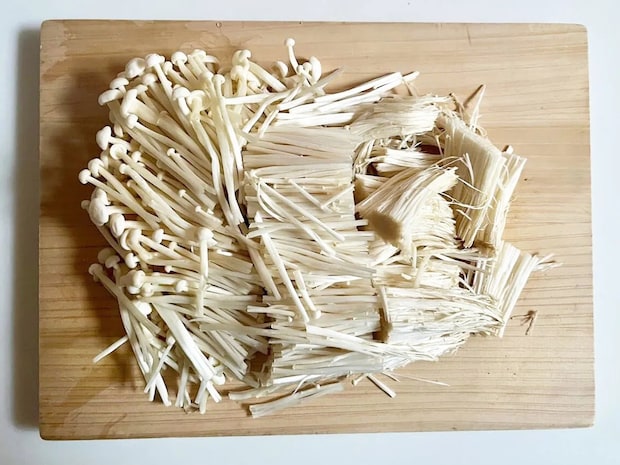 レンジで3分! エノキ1袋と調味料で作れる“シャキシャキ”簡単ナムル【手順】