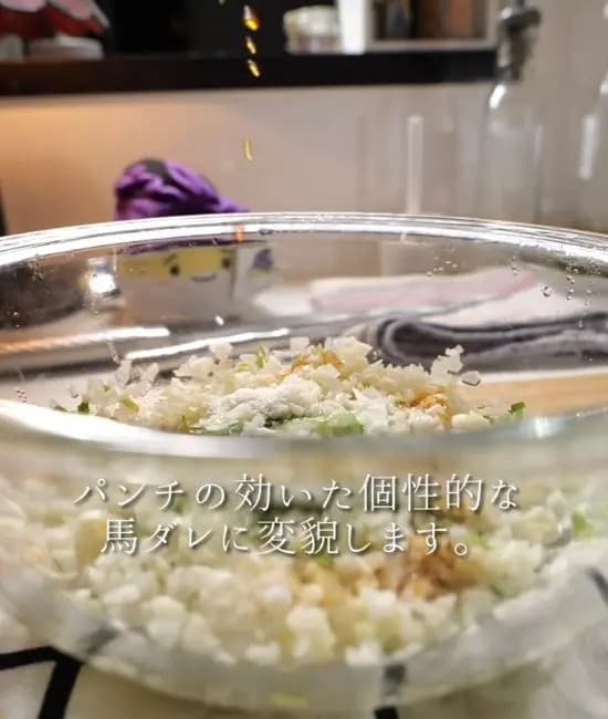 耐熱ボウルに材料を入れてレンジ加熱している様子