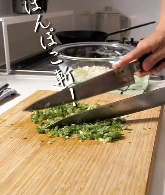 ネギとキャベツの芯を刻んでいる様子