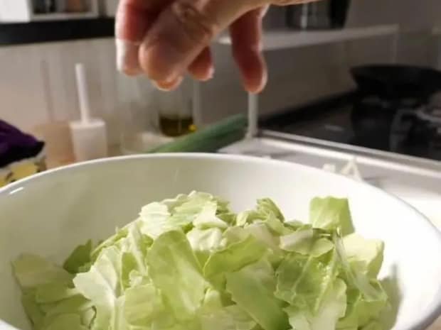 「キャベツ1玉が即消える」 シェフが教える芯まで使い切る絶品ダレに「箸が止まらん」