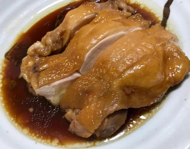 お皿に盛りつけられた照り焼きチキン