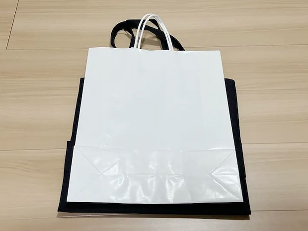 トートバッグの上に紙袋を置いた画像（撮影：grapeライフハック編集部）