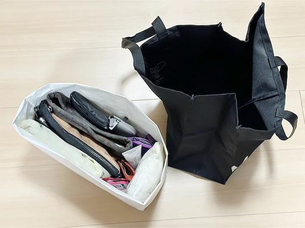 紙袋で作ったバッグインバッグに荷物を入れた画像（撮影：grapeライフハック編集部）