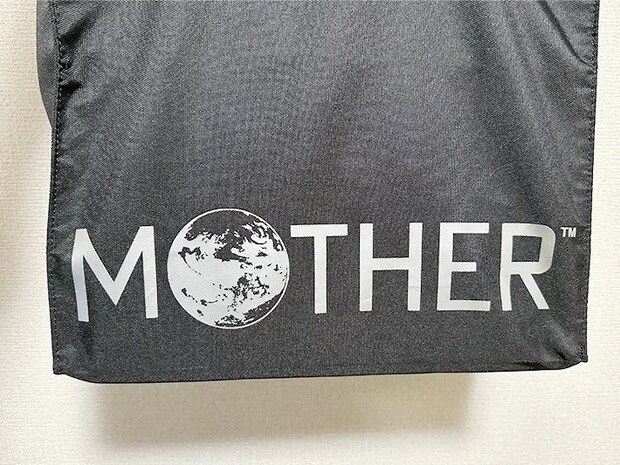 紙袋で作ったバッグインバッグをトートバッグに入れた時の底部分の画像（撮影：grapeライフハック編集部）