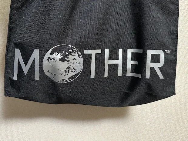 紙袋で作ったバッグインバッグをトートバッグに入れた時の底部分の画像（撮影：grapeライフハック編集部）