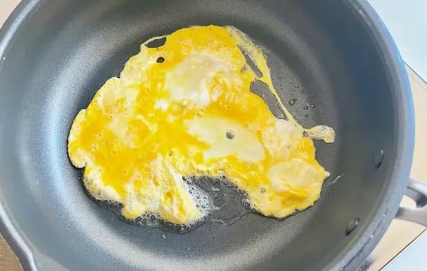 卵を炒める画像（撮影：エニママ）