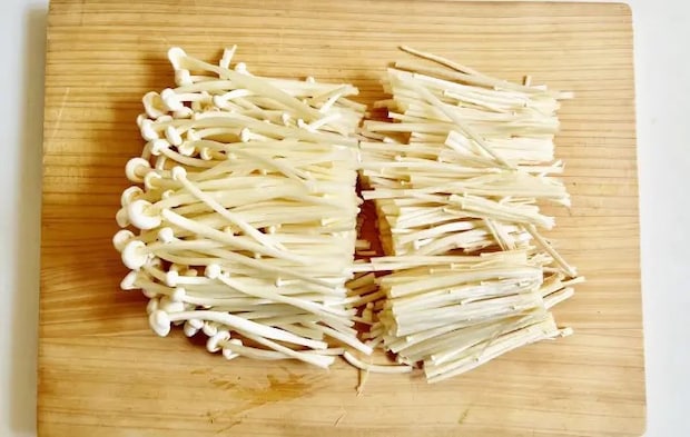 エノキを半分に切った画像（撮影：エニママ）