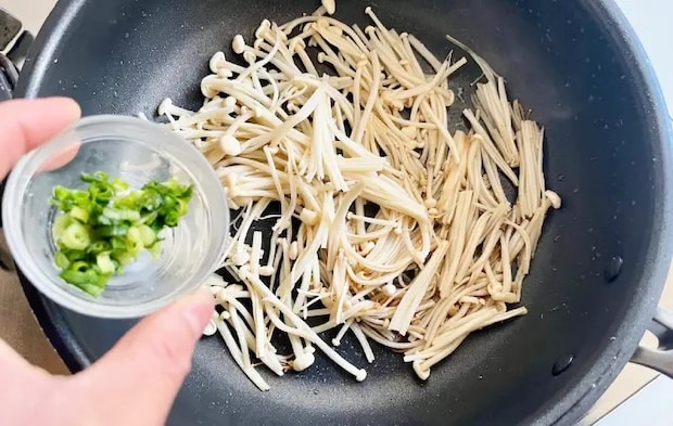 エノキにねぎを加えている画像（撮影：エニママ）