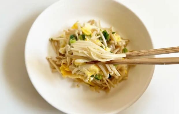 箸で持ち上げている画像（撮影：エニママ）